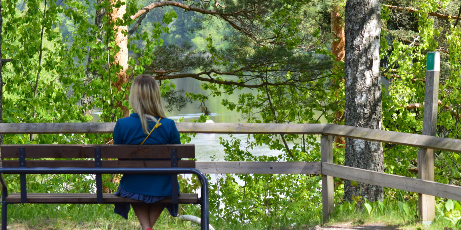 Nakoala-paikka-nainen-istumassa