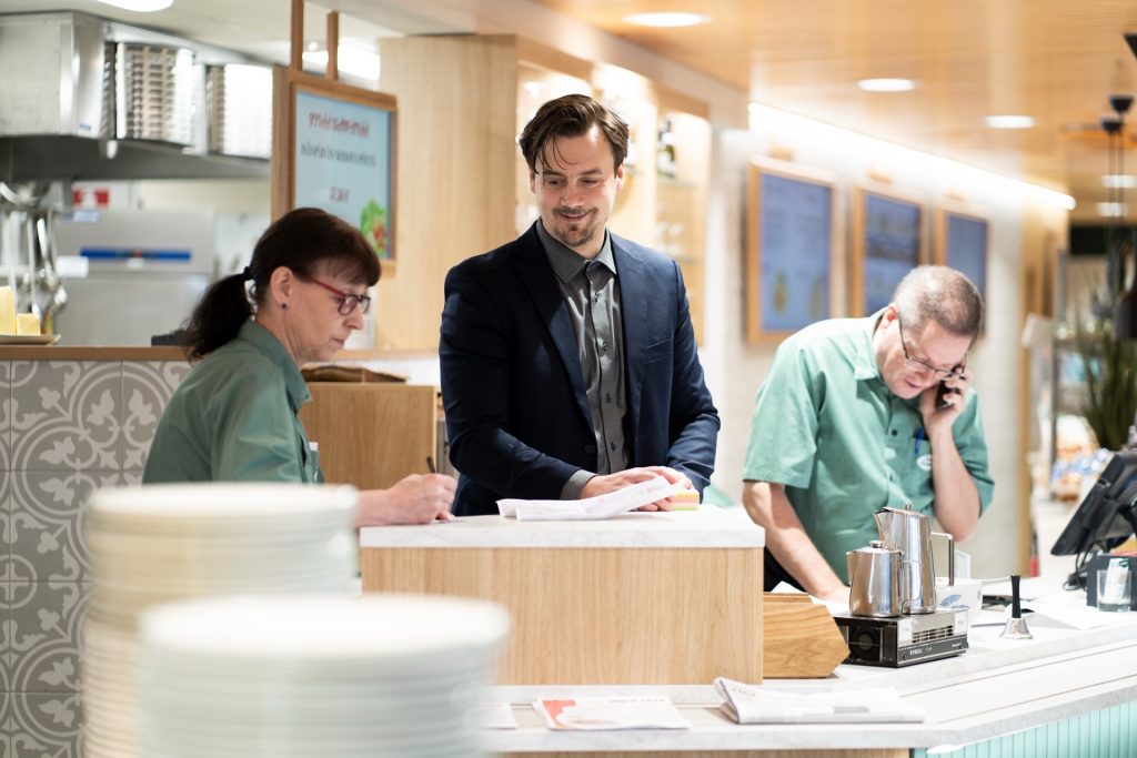Kymen Paviljongin henkilökuntaa palvelemassa asiakkaita