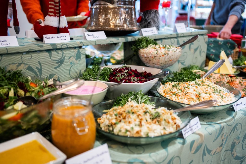 Joulunoutopöydän salaatteja ja lisukkeita Kymen Paviljongissa