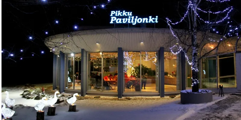Pikkupaviljonki iltavalaistuksessa